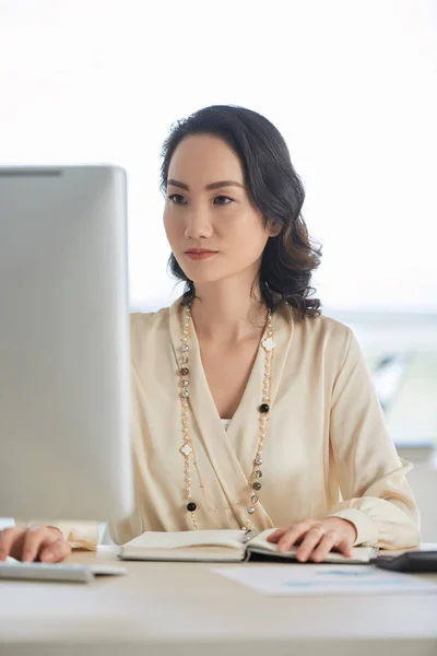 Portrait Chinese Business Lady Working Computer Office — Stok Foto