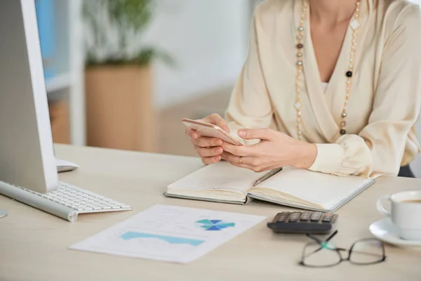 Beskuren Bild Kvinnliga Företagsledare Med Tillämpning Smartphone Bord Med Diagram — Stockfoto