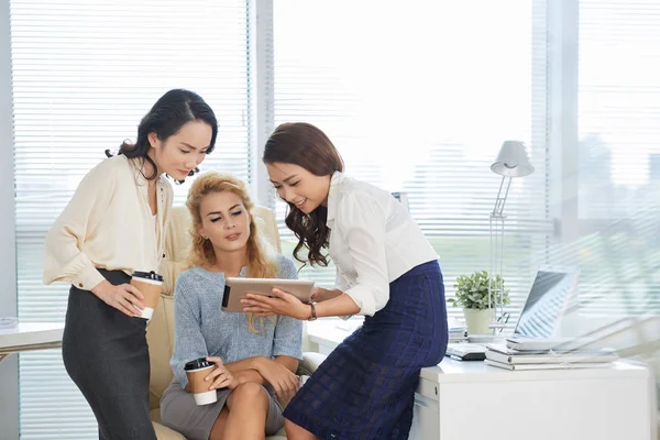 Equipo Empresarias Multiétnicas Leyendo Noticias Tableta —  Fotos de Stock