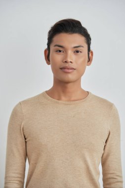 Kameraya gülümseyen yakışıklı Filipino genç adam portresi