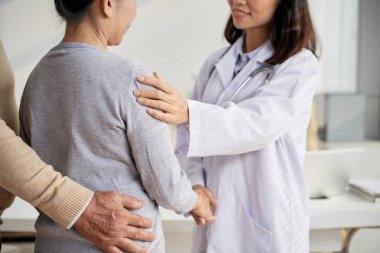 Bir üst düzey bayan hasta güven verici doktor resim kırpılmış