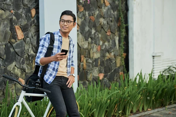 Joven Hombre Filipino Con Teléfono Inteligente Apoyado Bicicleta Sosteniendo Teléfono — Foto de Stock