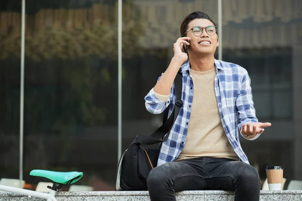 Veselý Mladík Asijské Mluví Telefonu — Stock fotografie