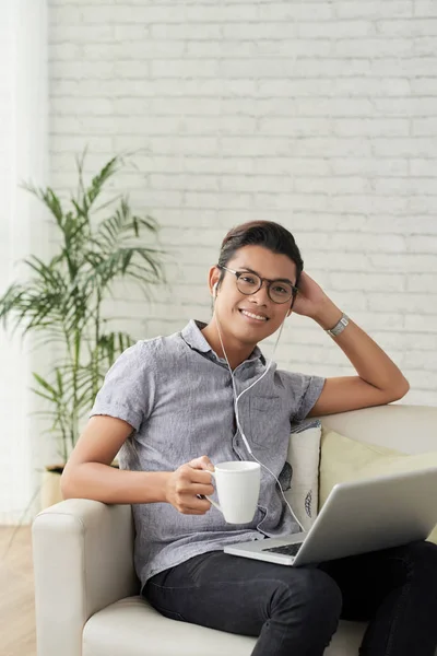 Potret Pria Asia Tampan Memegang Cangkir Kopi Laptop Berlutut — Stok Foto