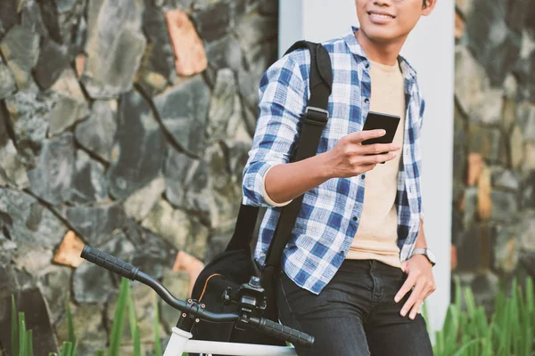 Cropped Image Guy Smartphone Standing His Bike — Stock Photo, Image