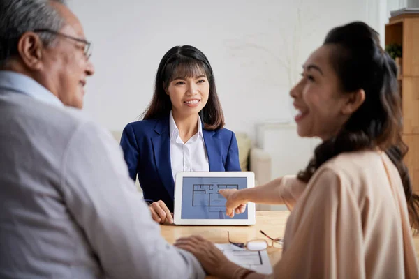 Pretty Young Real Estate Broker Showing Apartment Plan Her Senior — Stock Photo, Image