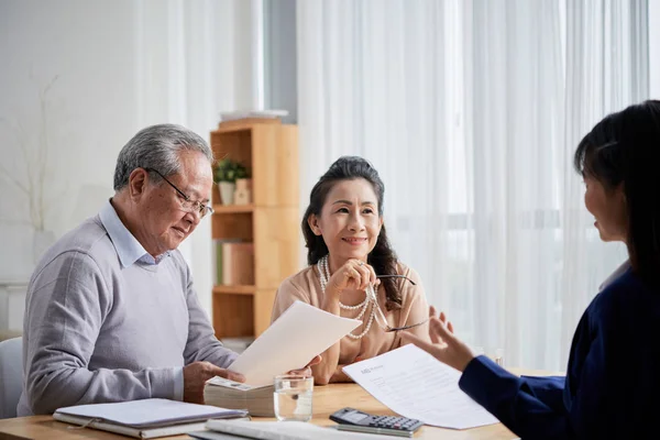 Asiático Envejecido Pareja Reunión Con Real Estate Agent —  Fotos de Stock