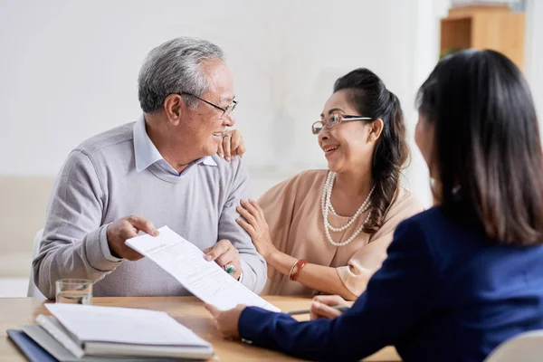 Happy Senior Vietnamský Pár Úřadu Finanční Analytik — Stock fotografie