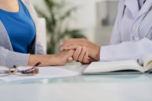 Dokter Aanraken Van Hand Van Patiënt Ondersteunen Bijgesneden Afbeelding — Stockfoto