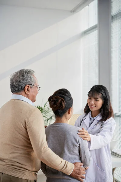 Sonriendo Bonita Mujer Médico Tranquilizar Pareja Edad —  Fotos de Stock