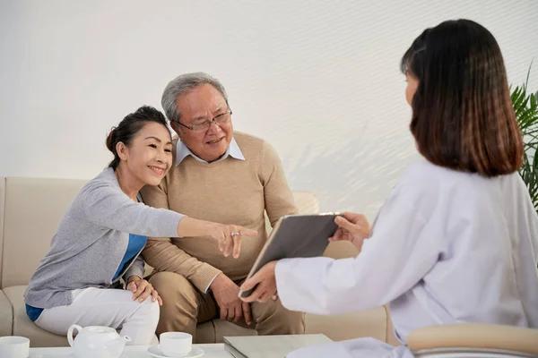 Medico Femminile Che Mostra Risultati Degli Esami Medici Alla Coppia — Foto Stock