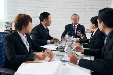 ofiste masa toplantısı Asya iş ortakları 