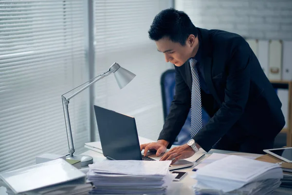 Asiático Homem Negócios Terno Trabalhando Laptop Escritório — Fotografia de Stock