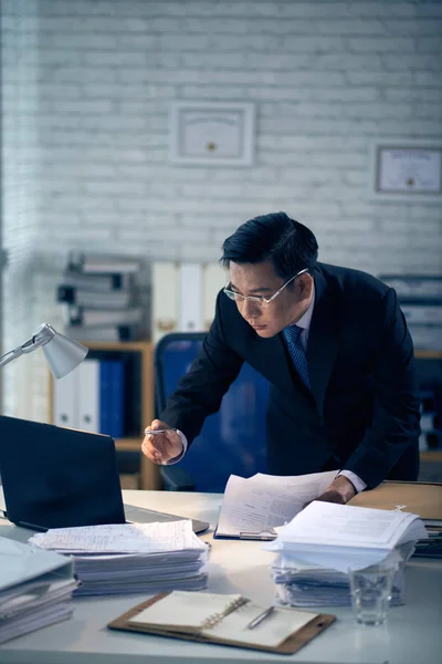 Vietnamees Professionele Advocaat Lezen Document Laptop Scherm — Stockfoto