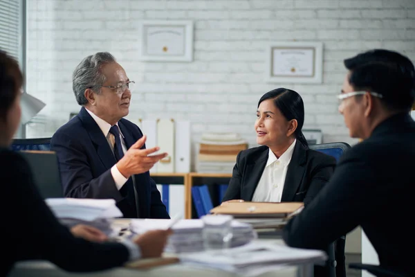 Επαγγελματίες Δικηγόροι Ασίας Μιλώντας Στη Συνεδρίαση Της Τραπέζι Στο Γραφείο — Φωτογραφία Αρχείου