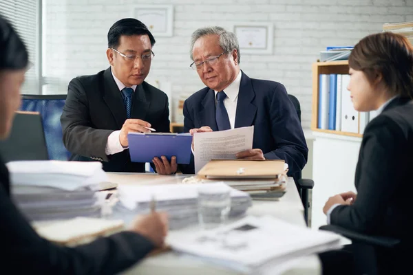 Professionell Vietnamesiska Advokater Consulting Och Läsa Tidningar — Stockfoto