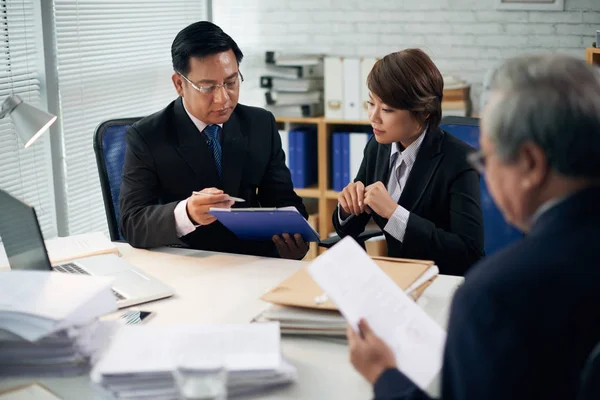 Lawyers Discussing Information Documents — Stock Photo, Image