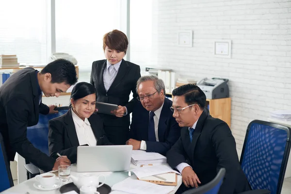 Asiático Parceiros Negócios Tendo Reunião Mesa Escritório Olhando Para Monitor — Fotografia de Stock