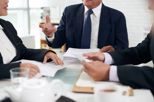 Geschnittenes Bild Eines Geschäftsteams Das Tisch Spricht — Stockfoto