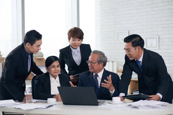 Asiatiska Affärspartners Möte Tabell Office Tittar Laptop Bildskärm Och Prata — Stockfoto