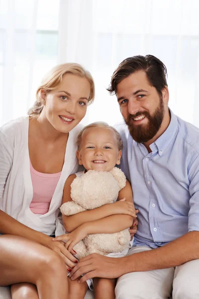 Glückliche Dreiköpfige Familie Mit Kleinem Mädchen Mit Teddybär — Stockfoto