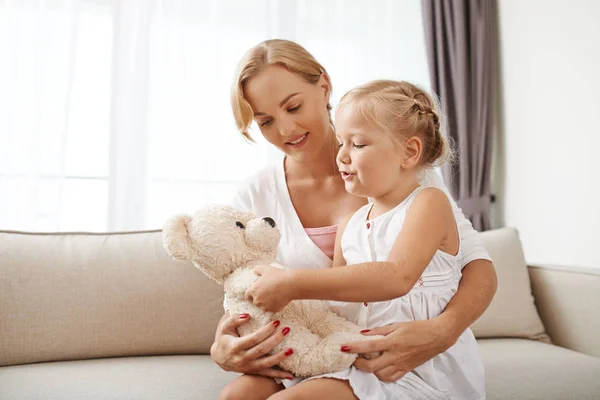 Mutter Und Tochter Spielen Mit Teddybär — Stockfoto