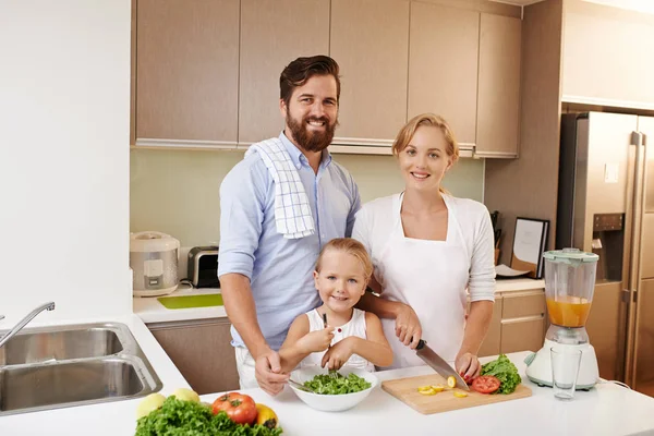 Fröhliche Junge Familie Kocht Gemeinsam Gesundes Abendessen Der Küche Tisch — Stockfoto