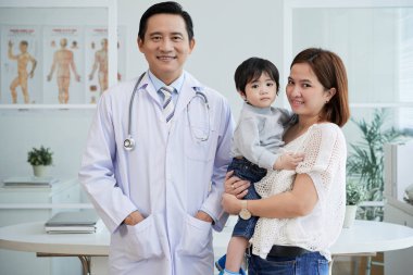 Vietnamca anne ve oğlu uzman profesyonel çocuk doktoru, kameraya bakan kişiler 