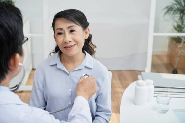 Vietnam kadın kontrol-up kalp sahip oldukça kıdemli