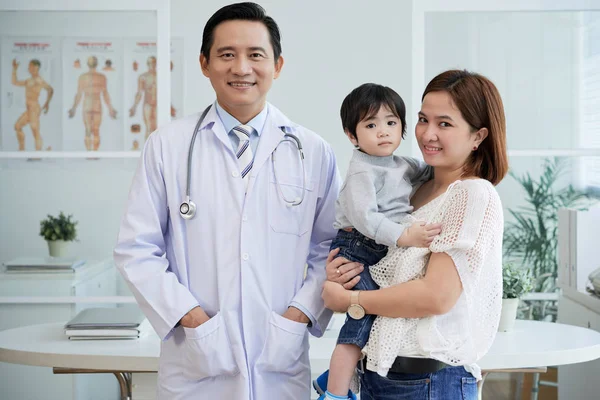 Vietnamesiska Mor Och Son Deltar Professionella Barnläkare Folk Tittar Kameran — Stockfoto