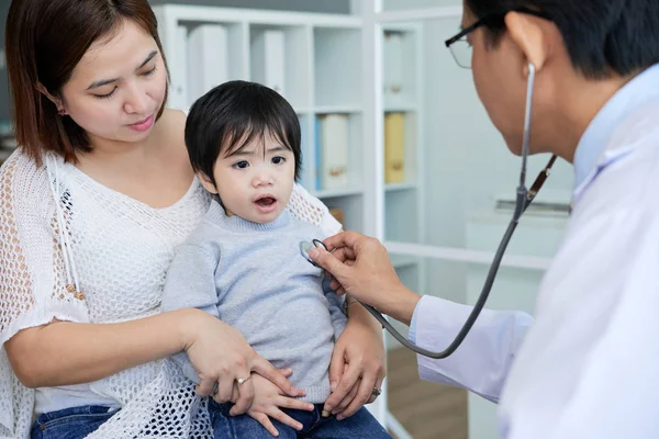 Pediatra Ouvindo Coração Menino Criança Sentada Joelhos Mãe — Fotografia de Stock
