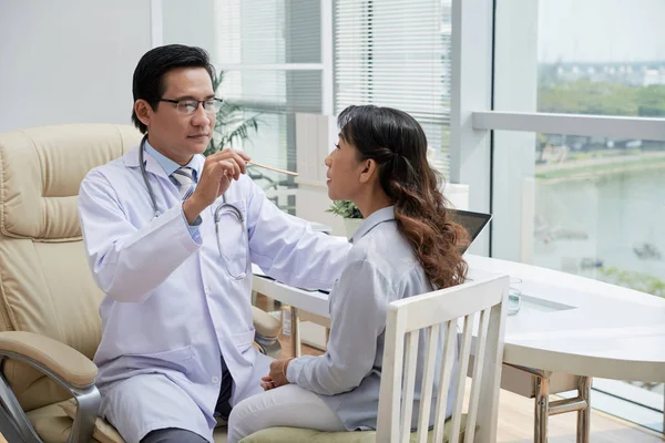 Médico Pedindo Paciente Feminino Para Abrir Boca Para Verificar Garganta — Fotografia de Stock