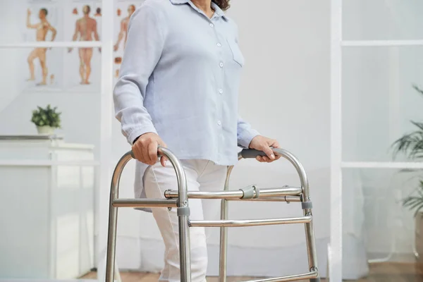 Imagen Recortada Mujer Usando Andador Durante Período Rehabilitación —  Fotos de Stock