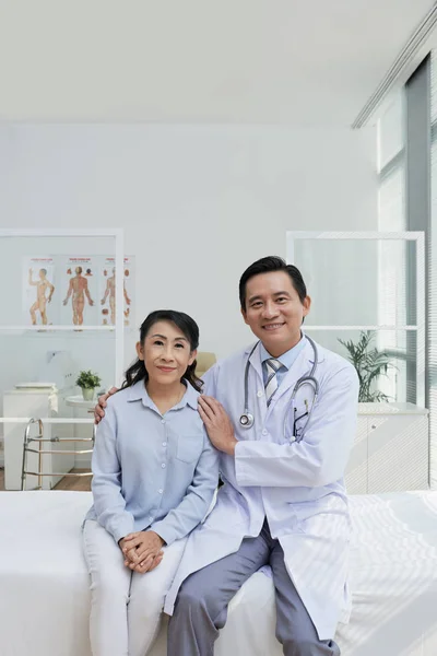 Asiático Hombre Médico Feliz Mujer Paciente — Foto de Stock