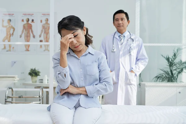 Frustrated Senior Woman Knowing Her Diagnosis Man Doctor Standing Background — Stock Photo, Image