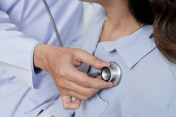 Imagen Primer Plano Del Médico Escuchando Corazón Paciente Femenina —  Fotos de Stock