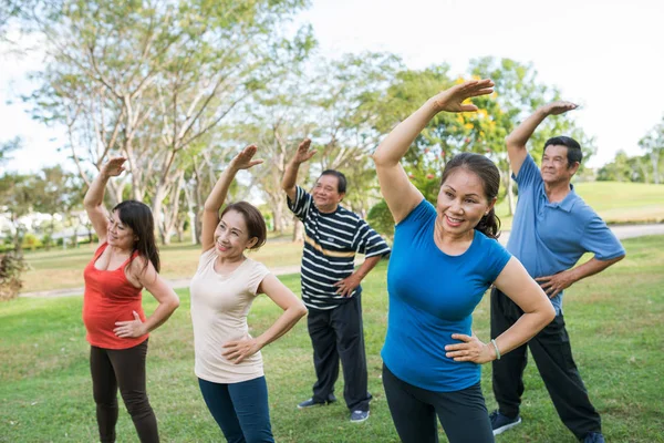 Aged Asian Sporty People Exercising Park — Stock Photo, Image