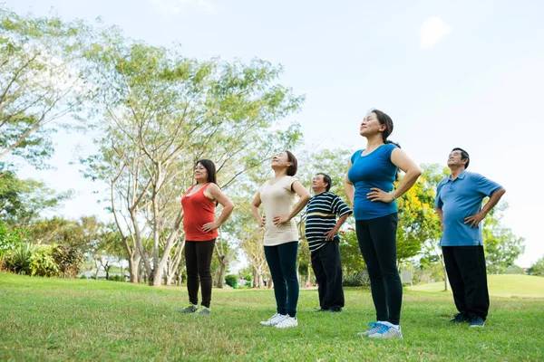 Groupe Personnes Âgées Faisant Des Exercices Respiratoires — Photo