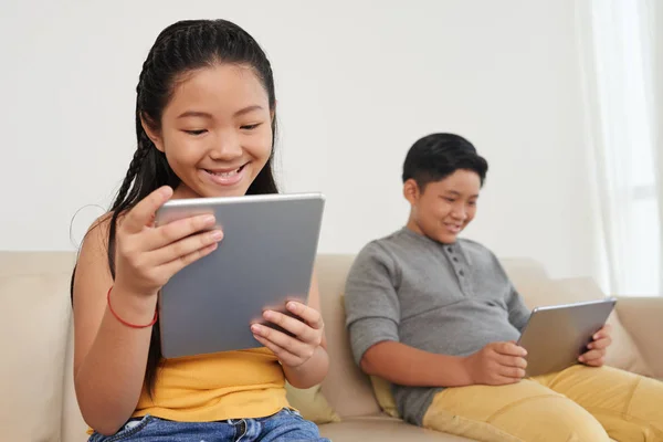 Two Asian Children Sofa Home Children Browsing Digital Tablets — Stock Photo, Image
