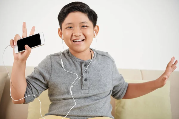 Cep Telefonu Tutan Müzik Dinlemek Için Kulaklık Kullanarak Bir Gülümseme — Stok fotoğraf