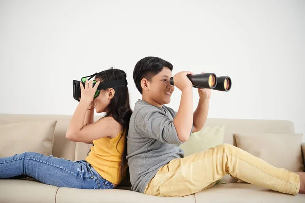 Dos Asiático Niños Sofá Casa Chica Sosteniendo Gafas Chico Buscando — Foto de Stock