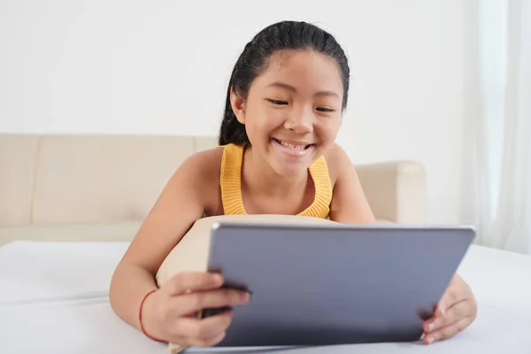 Feliz Asiático Chica Con Sonrisa Navegación Digital Tableta Cama Dormitorio — Foto de Stock