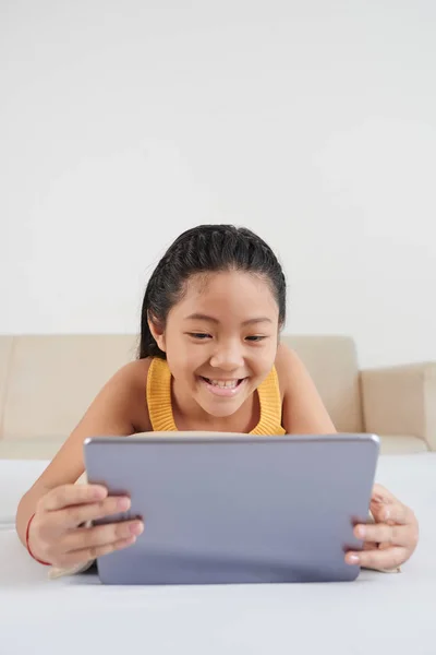 Chica Asiática Con Sonrisa Navegación Tableta Digital Cama Dormitorio —  Fotos de Stock