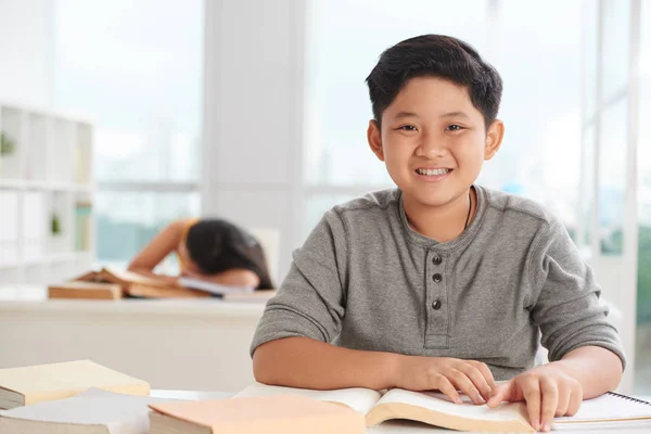 Dos Asiático Niños Escuela Clase Habitación Chico Mirando Cámara Con —  Fotos de Stock