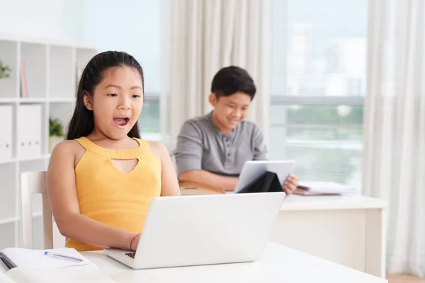 两个亚洲孩子在学校 快乐的女孩使用笔记本电脑 微笑的男孩使用数字平板电脑背景 — 图库照片