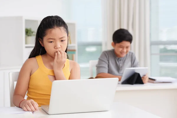 Dos Asiático Niños Teniendo Examen Confundido Chica Usando Laptop Sonriendo — Foto de Stock