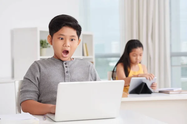 Šokovaný Chlapec Otevřenou Hubou Při Pohledu Obrazovku Monitoru Laptopu Dívka — Stock fotografie