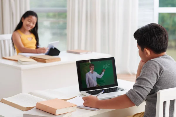 Två Asiatiska Barn Skolklass Pojke Tittar Laptop Skärmen Flicka Använder — Stockfoto