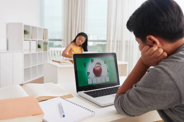 Škola Boy Pomocí Notebooku Monitoru Apple Obrázek Dívka Žáka Pozadí — Stock fotografie