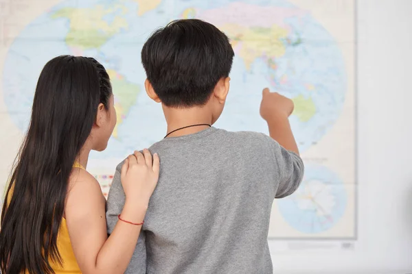 Dos Niños Asiáticos Pie Aula Mirando Mapa Del Mundo Pared —  Fotos de Stock